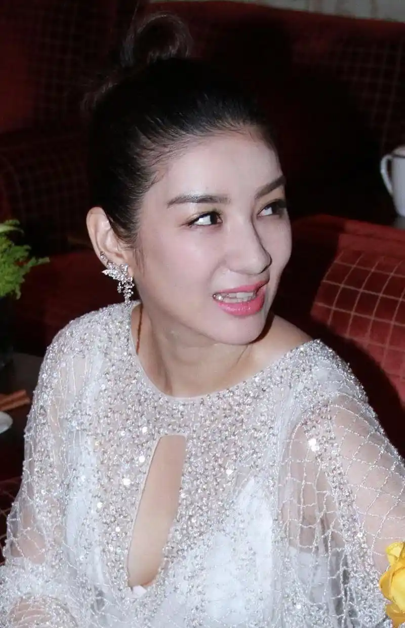 黄奕晒了几张去华表奖的精修图,图中,她拿走美术馆里一束插在地上的