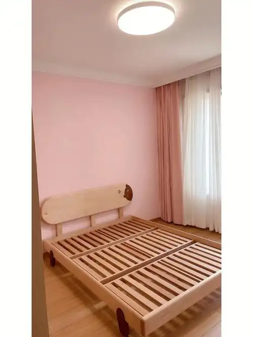 女儿喜欢粉色 窗帘和墙面满足她的愿望,我选择了藕荷色,我喜欢的颜色