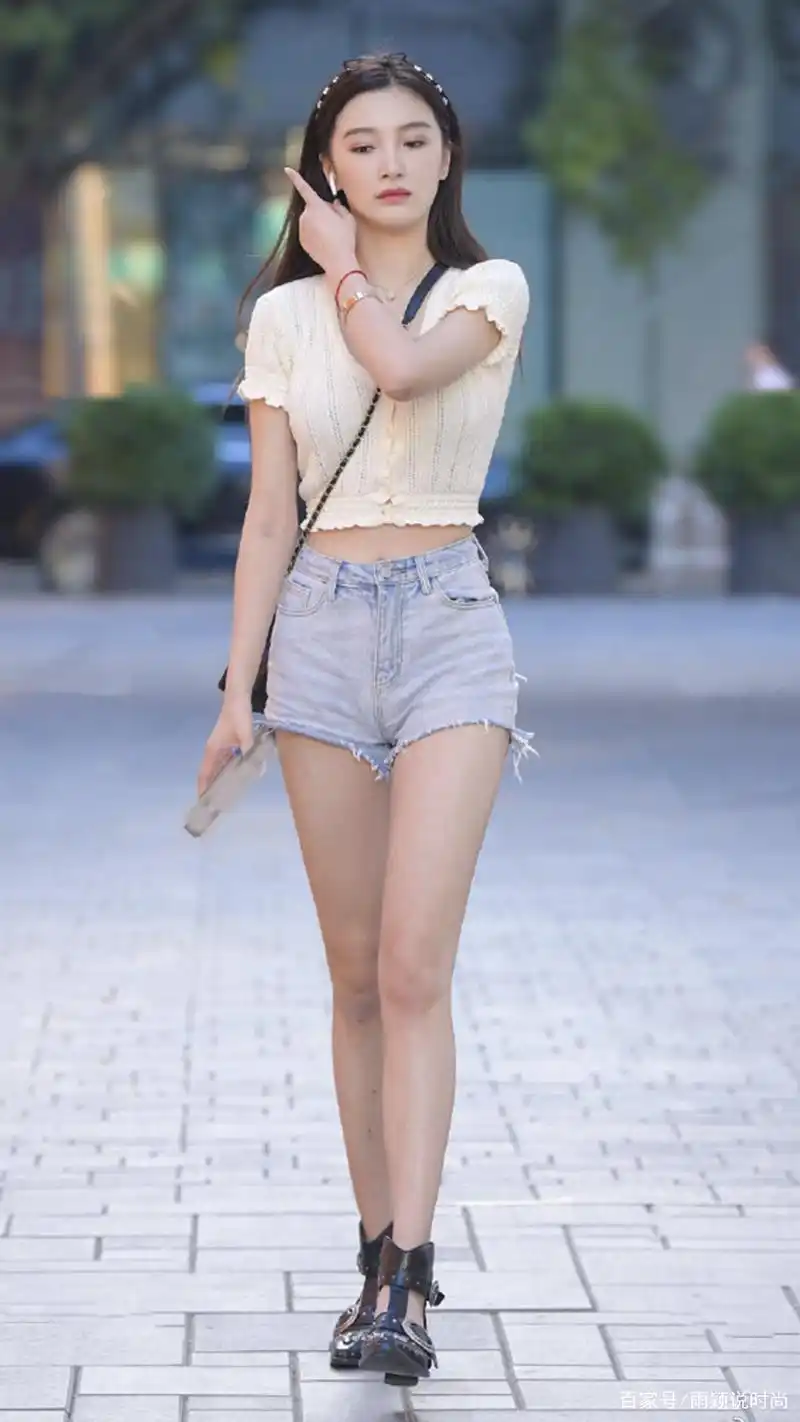 街拍美女穿搭,简约中绽放自信,网友:魅力十足!