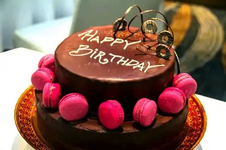 装饰精美的题字生日快乐节日巧克力蛋糕照片