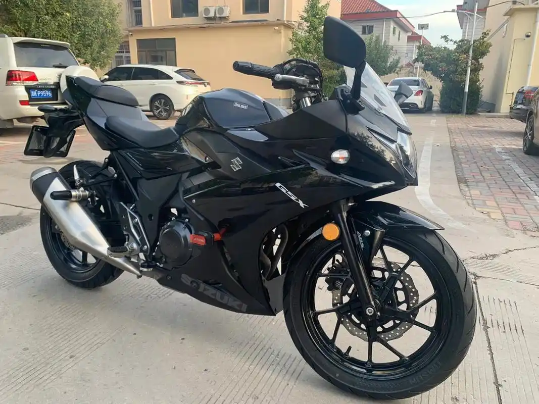 铃木gsx250r 高配19年11月上牌 一万公里 加装防摔棒 成色还可以!