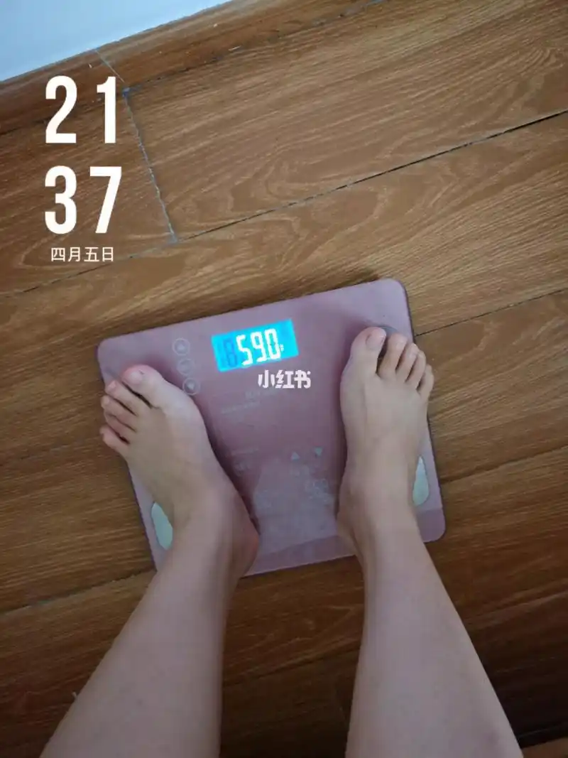 1kg今日体重:59kg目标体重:50kg——————早餐9点:吐司77煎蛋