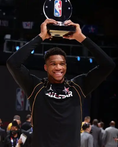 恭喜字母哥16投16中砍下35分7篮板荣膺全明星mvp