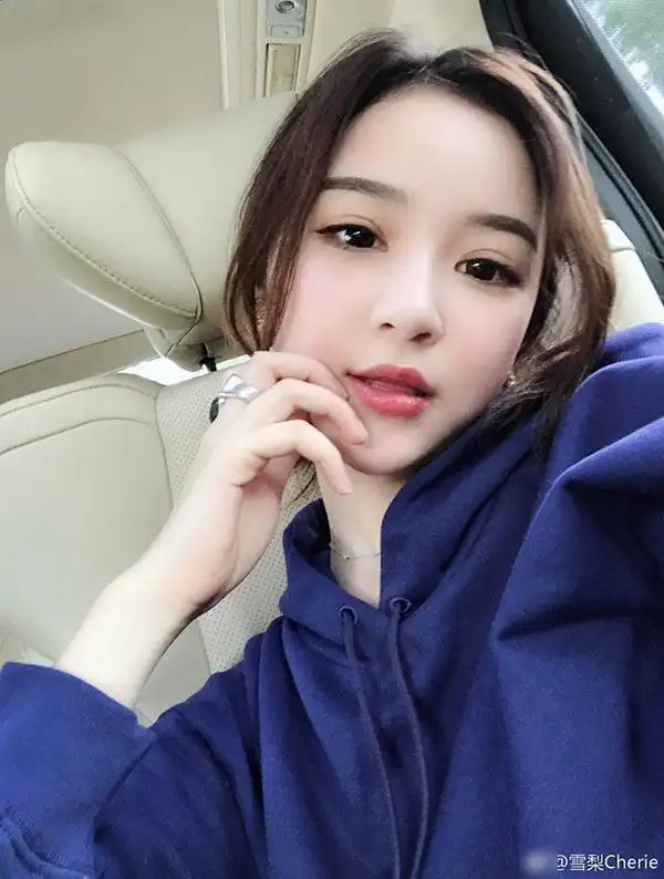 王思聪前女友雪梨订婚后首晒自拍 长腿吸睛