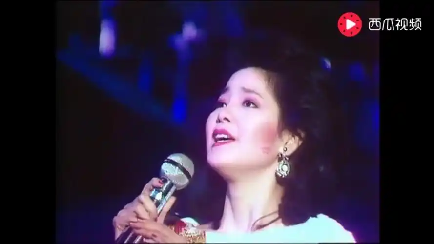 专注演唱深情的眼神难忘的背影我最最最,唯一热爱的天皇巨星邓丽君