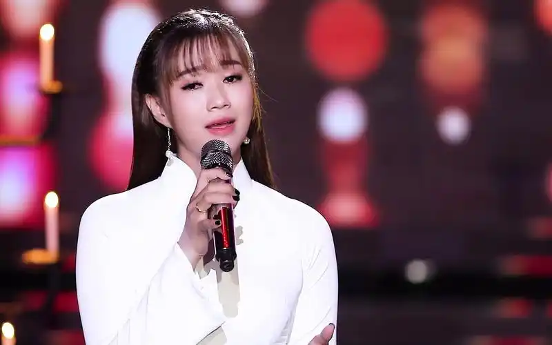 越南歌手绛雪(gi09ng tuy64t)演唱《duy08n ph66n 》(缘分)