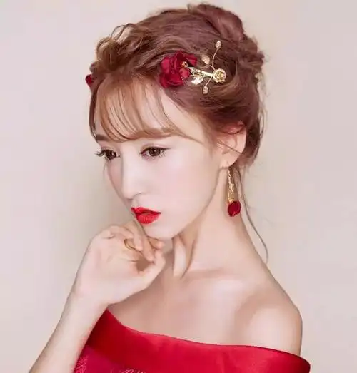 那自然要选择一款适合的新娘发型 ▼ 红调新娘敬酒造型 可女王可清纯