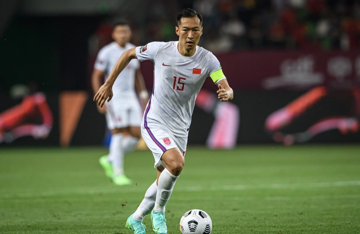 原创吴曦交出合格答卷从郑智手中完美接力胜任国足新队长