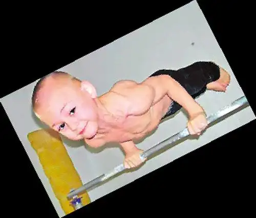 7岁男童拥有发达肌肉 父母训练孩子方式遭质疑