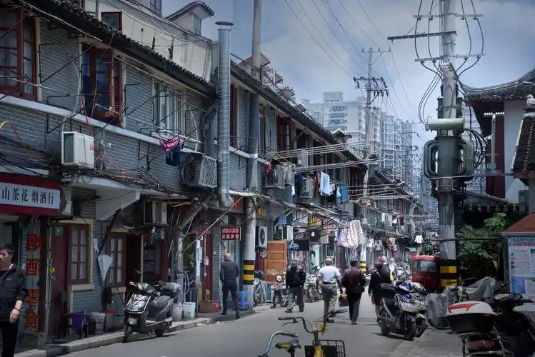 拍街小弄堂憧憬漫步逛弄堂弄堂里面晾衣裳闻得弄堂飘酒味原来深处酒家