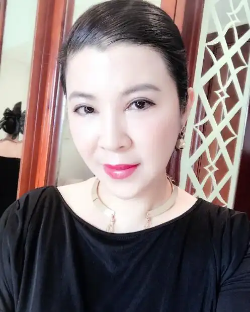 50岁杭天琪近照曝光皮肤白皙红唇诱人图