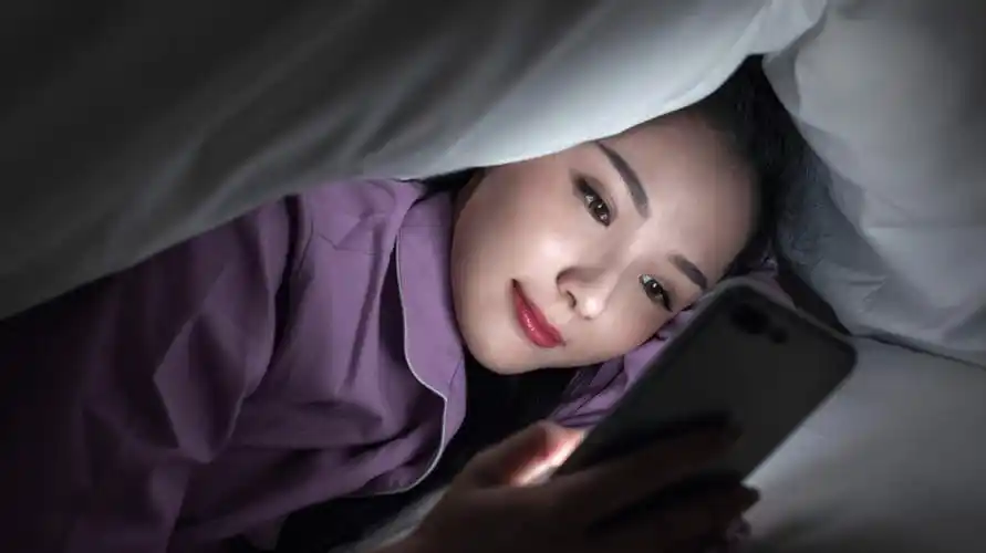 侧躺看手机容易导致近视加深侧躺玩手机久而久之会导致左右眼视力不