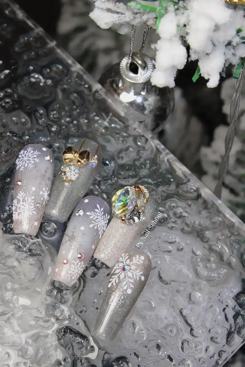 我觉得手绘雪花比贴纸更好看#美甲培训 #美甲 #圣诞美甲 # - 抖音