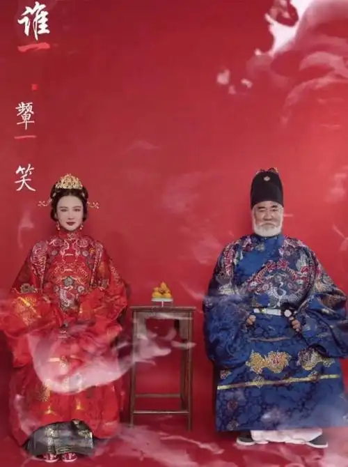 张纪中晒全家福,夫妻穿古装显贵气,网友调侃像老爷和宠妾也不生气