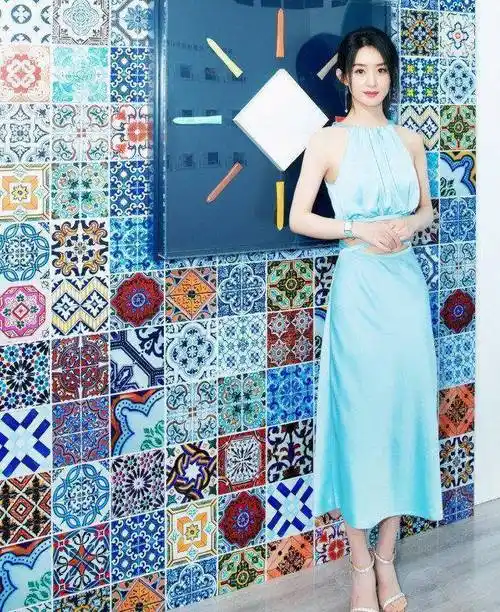 粉丝们很少放出赵丽颖这组造型的全身照