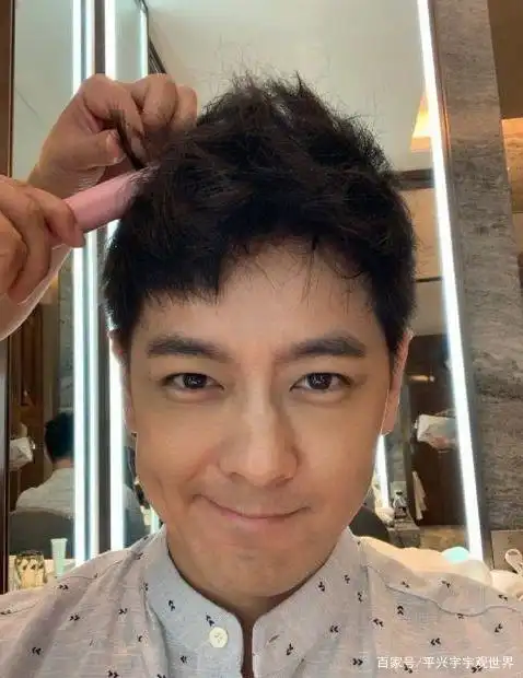 林志颖微博晒素颜照脸上没有一丝皱纹确定不是吃防腐剂长大吗