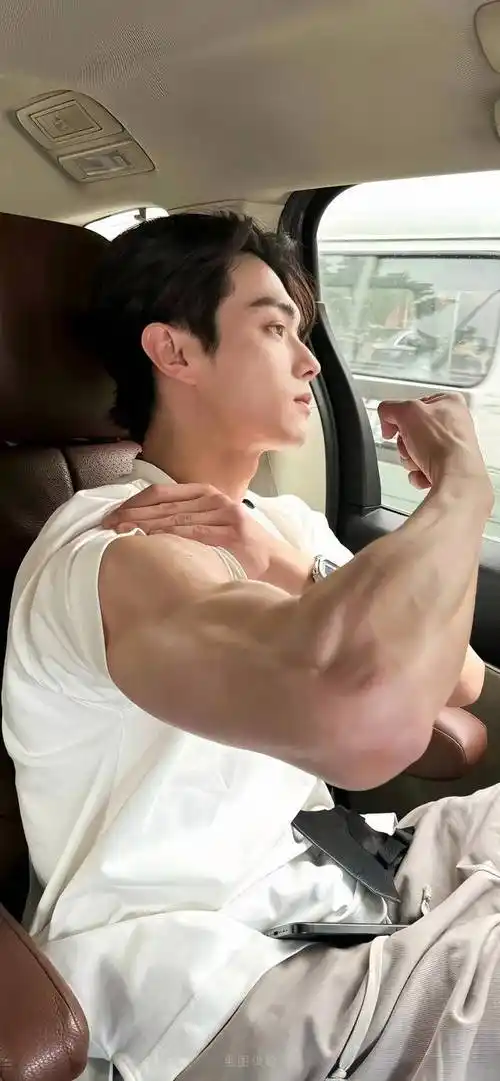 许凯:肌肉型男与颜值担当的完美结合,闪耀娱乐圈