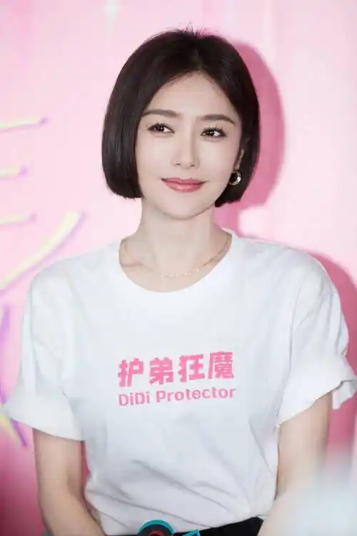 秦岚短发造型出席《芳心荡漾》见面会 与王子异人形玩偶互动_北京_新