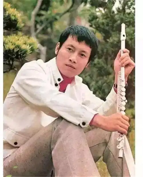 邵氏一哥岳华的江湖情史遭侠女抛弃被才女倒追娶豪放女