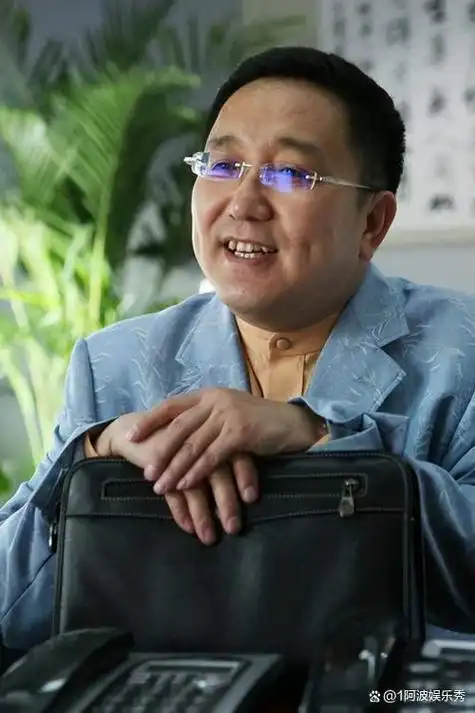 句号再婚小11岁女演员,47岁添女儿,岳父母却感激涕零!