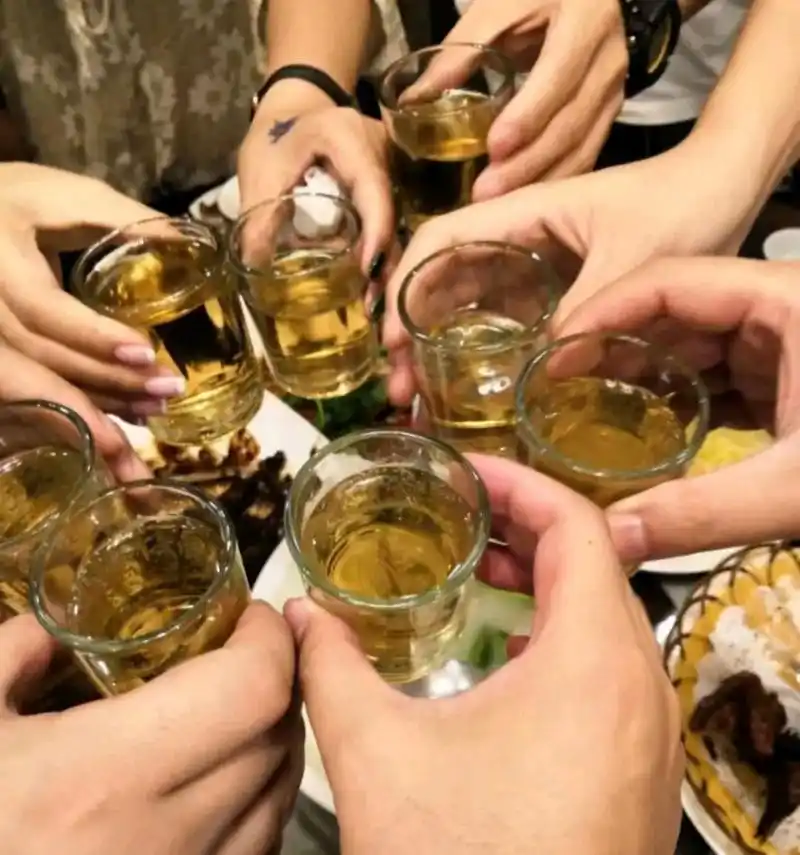 广东中山,男子和朋友一起到ktv喝酒唱歌,玩得十分开心.