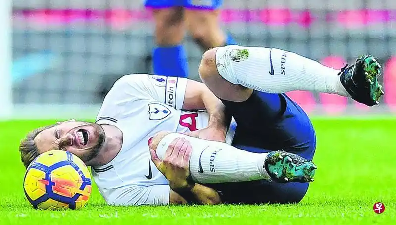 托特纳姆射脚凯恩在上个周末的英超联赛中,受伤倒地.(法新社)