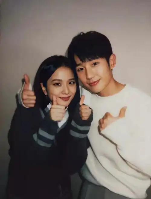 雪滴花jisoo直播谈论丁海寅是害羞回避吗