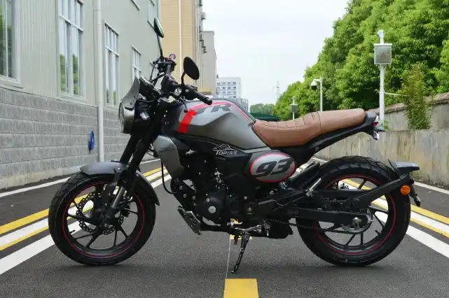 这个配色有点好看新大洲本田cbf190tr特别版到店实拍