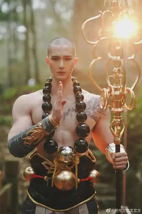 上海肌肉菩萨半裸秀肌肉网友让人想破戒童颜巨肌