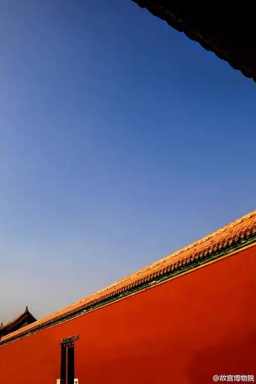 紫禁城 红墙金瓦碧空 照片取自@故宫博物院