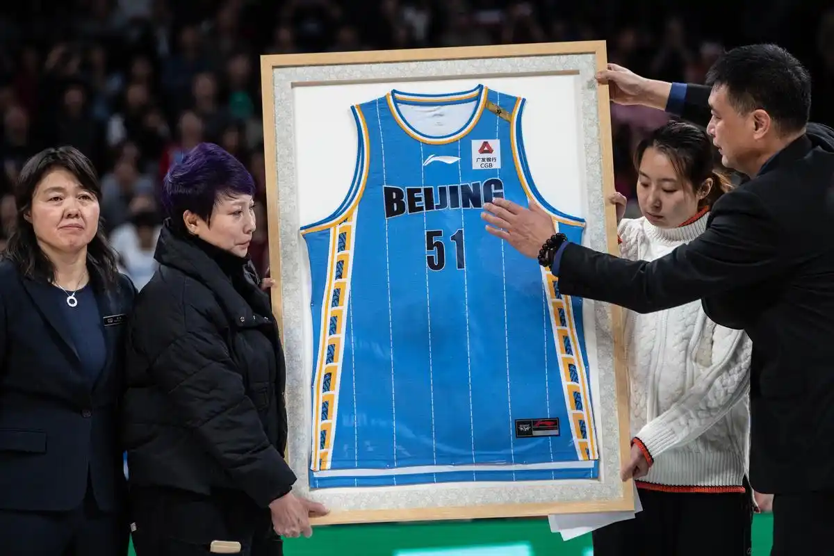 篮球——cba常规赛:北京首钢队举行吉喆球衣退役仪式