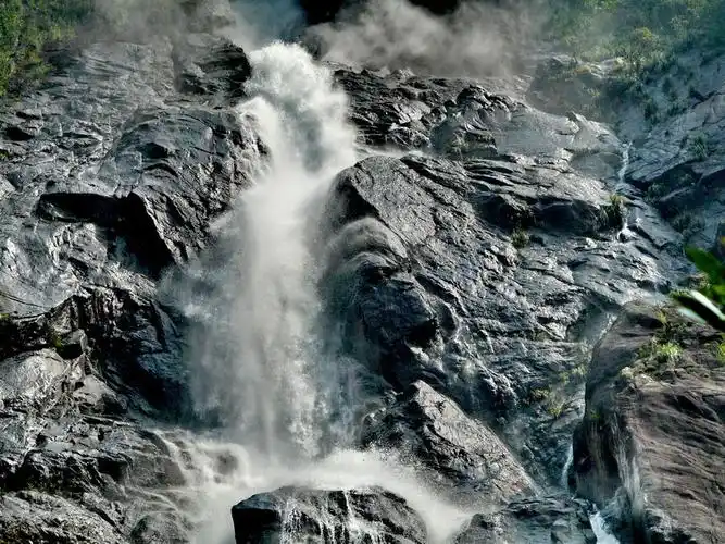 岭南第一瀑阳春八甲白水瀑布