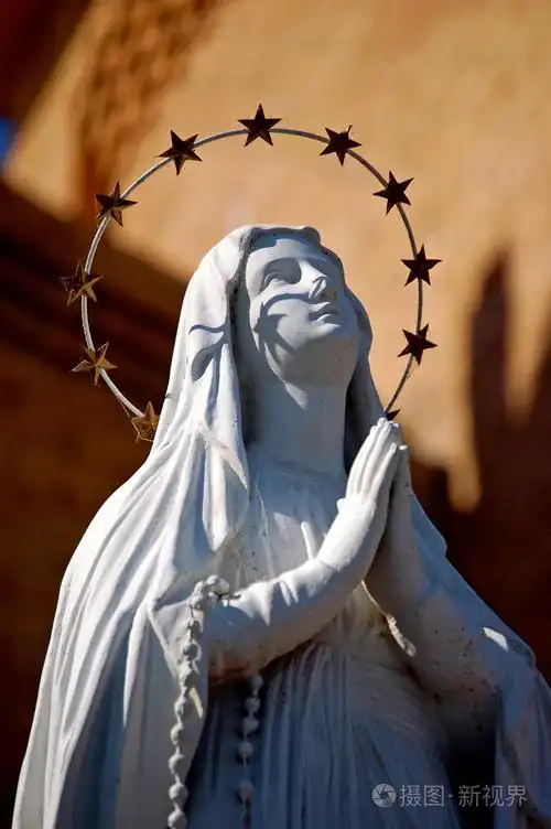 圣母玛利亚的雕像祈祷上帝1