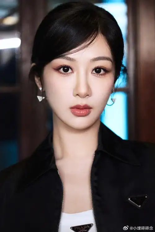 发型和妆容好适配杨紫的脸~身穿黑色短外套搭配半身长裙,优雅又生人勿