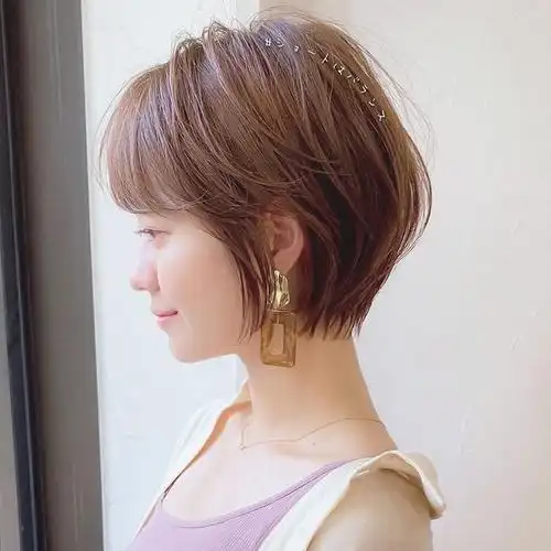 立体短发配上很有质感的巧克力棕色染发,低调又时尚,好看不夸张,适合