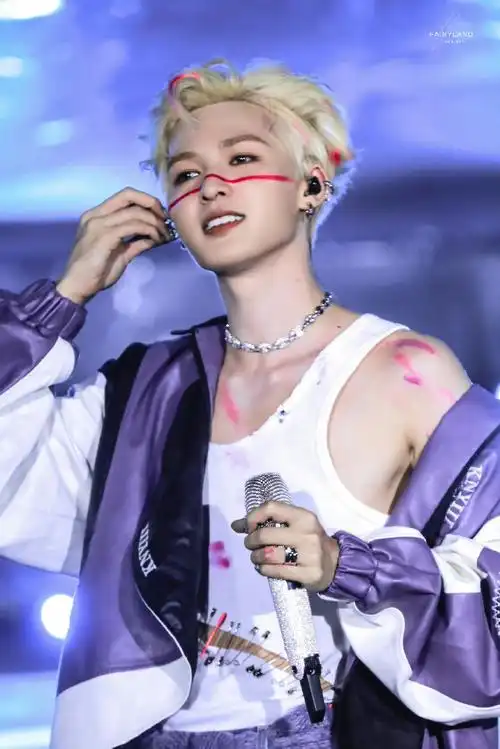 朱正廷成都欢乐谷大运音乐节#朱正廷把应援色印在身上和脸上现场太撩