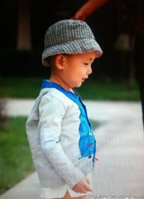 这种很low的照片都泄露出来了~~ 因为我爸妈老来得子,所以小时候把我