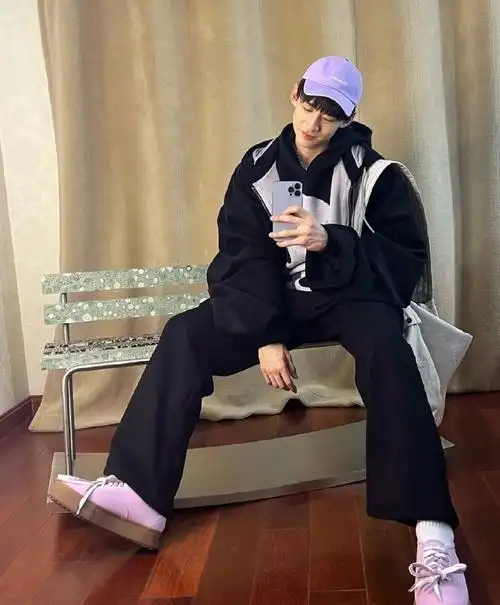 白敬亭 对镜自拍合集__财经头条