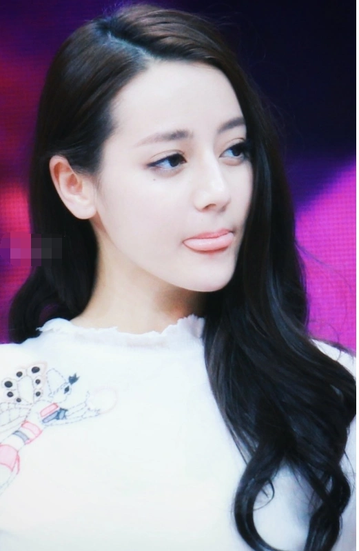 但是有网友说:感觉胖迪的舌头好厚,吐出来一点也不优雅,很难看!