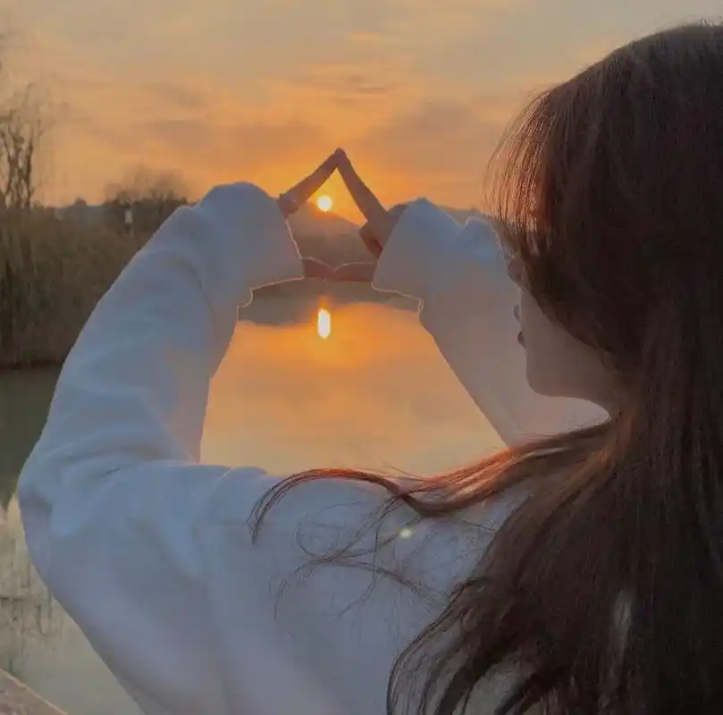 调整好心态,生活处处是阳光 	 女生头像#落日余晖#落日女生头像#优质