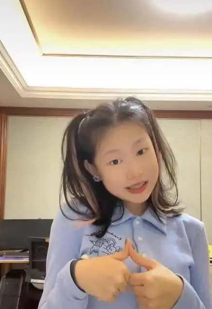 小沈阳的宝贝女儿在2014你啊你的荧屏盛宴中亮相却引发一阵热议