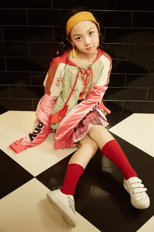 五月封面大片王晰乐带你窥探演技派少女的摩登之事