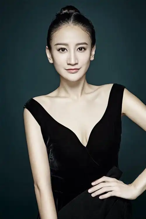 曾泳醍性感小黑裙气质优雅写真图片