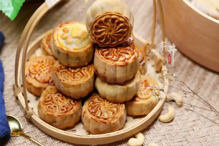 自制五仁馅月饼不计成本用这5样果仁可真香连吃几个都不腻