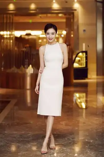 肖涵新写真大片曝光 短发亲昵俏皮不失性感