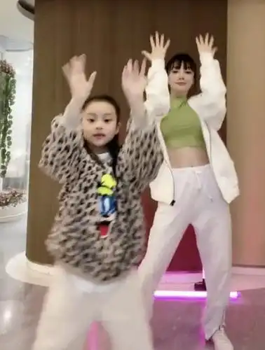李小璐发了一段与女儿甜馨一起跳舞视频,甜美又高冷,相处如闺蜜