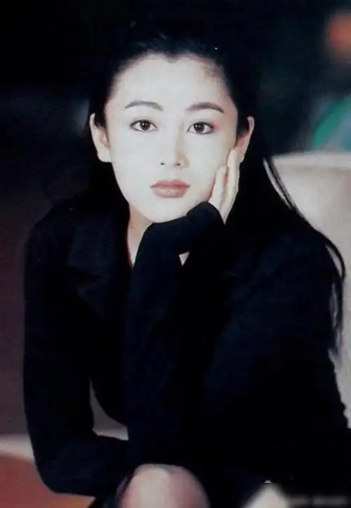 巩俐30年前泳装照曝光,那时的美各有千秋,现在的美千篇一律