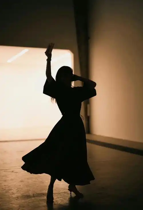 名媛朱珠看画展造型封神穿收腰黑裙勒出s曲线上楼梯背影绝了