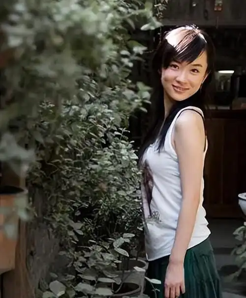 霍思燕戴鸽子蛋钻戒贵气十足,跟杜江恩爱依旧_网易订阅