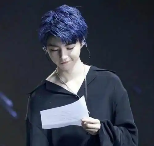 王俊凯造型大变,忧郁蓝帅过奶奶灰?_潮流_吴亦凡_类型